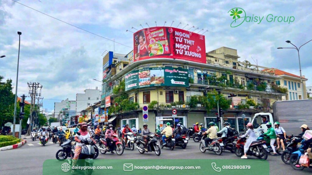 Pano quảng cáo ngã 3 Trường Chinh - Phan Huy Ích